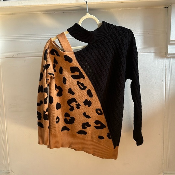 MOCK NECK COLD SHOULDER / ONE STRAP CABLEKNIT LEOPARD SWEATER - Picture 3 of 7